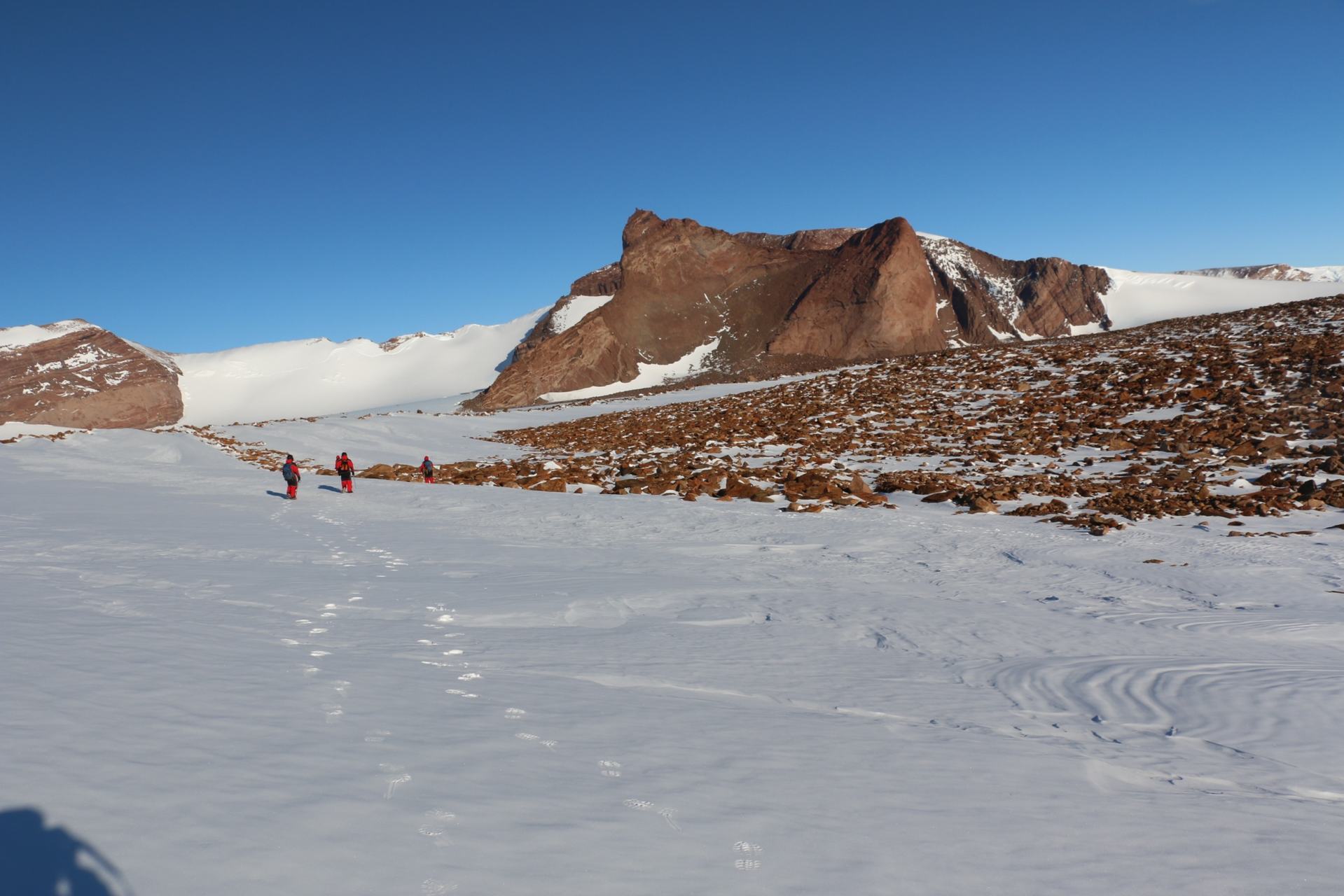 南极冰原上出现锯齿状冰墙，总长10公里（南极异像）