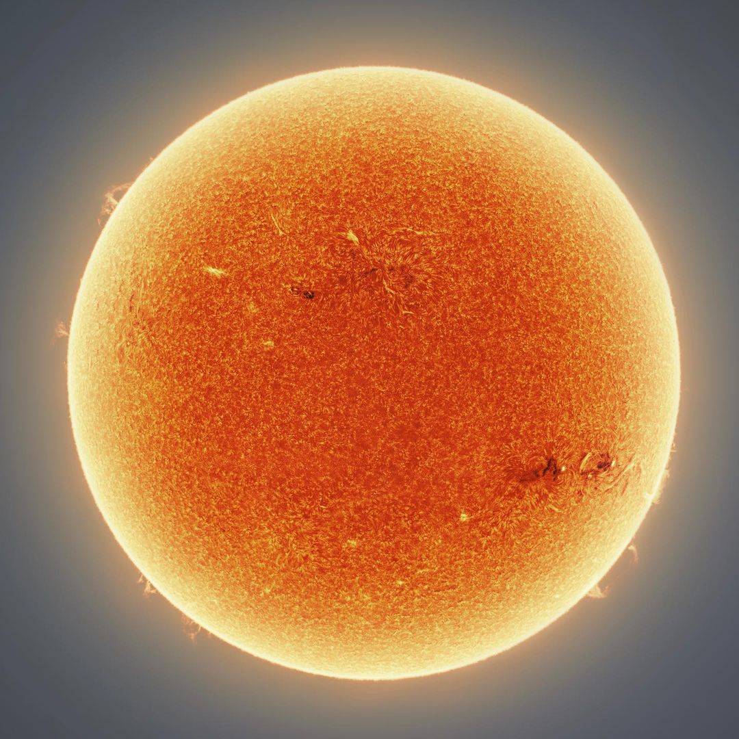 太阳表面发现一个类似飞碟状物体（太阳活动）