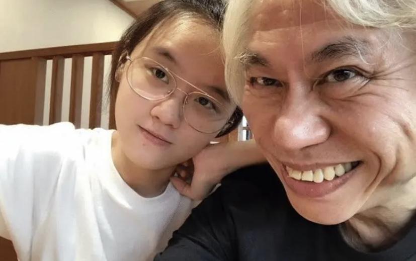 台湾一名十七岁的女孩爱上了56岁的大爷，两人的爷孙恋为何没有