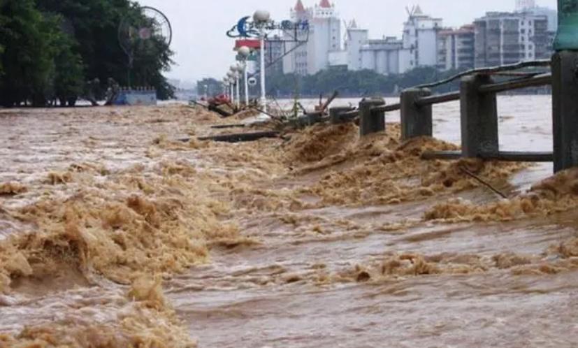 新疆的塔里木河等多条河流 出现超过警戒线以上的洪水 降雨量惊人