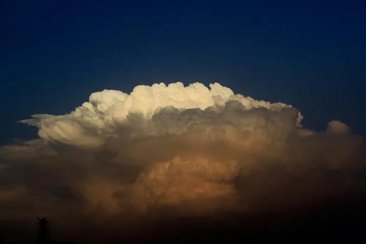 台湾出现了蘑菇云，以为是导弹来了，到底是怎么形成？（积雨云）