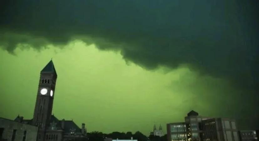 我国郑州等地的上空出现了罕见的绿色天空 怪异现象是预示着什么