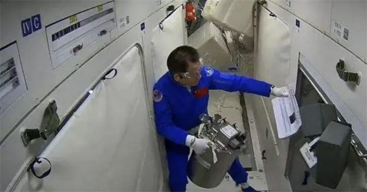 宇航员们每天都至少需要4升水，这些水是从哪里来的？（再生水）