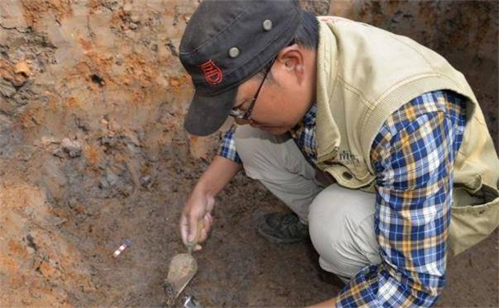 考古专家在古墓中发现一物，洗净后大惊失色：挖到自己祖坟了！