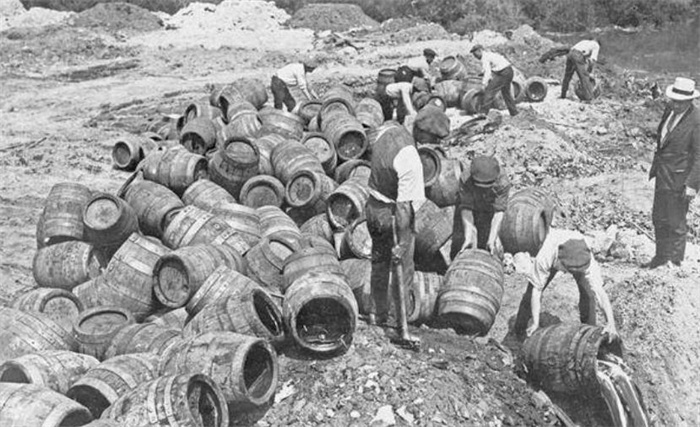 1929美国经济危机：禁酒令实施，大量啤酒被倒掉