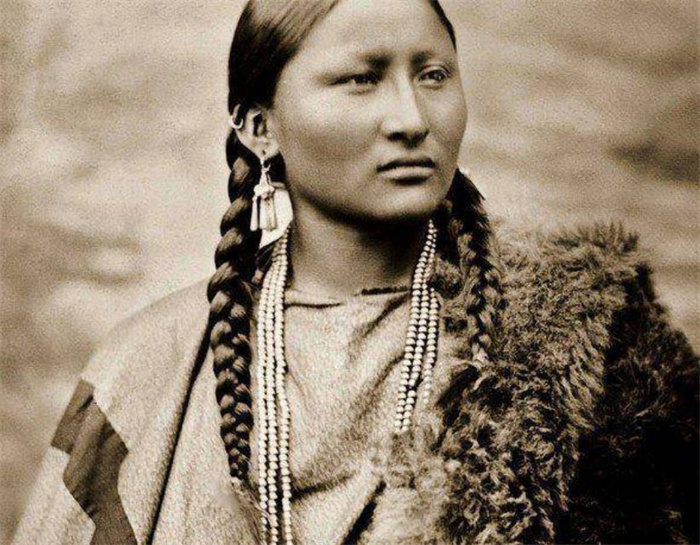 100多年前，印第安妇女曾带着她们的孩子，幸福地生活在北美大陆