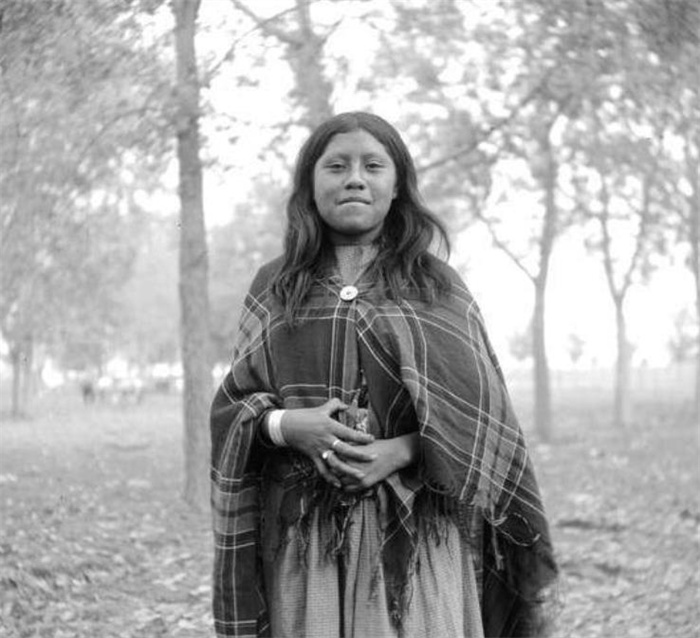 100多年前，印第安妇女曾带着她们的孩子，幸福地生活在北美大陆