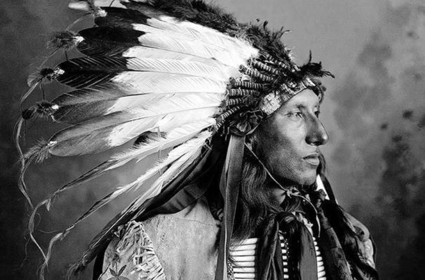 20世纪，他用照相机拍下了美国印第安人中最为骁勇善战的民族