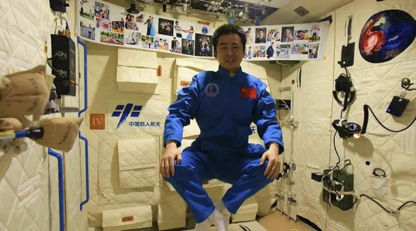 航天员如何在太空中上厕所，在空间站生活会有什么困难吗？