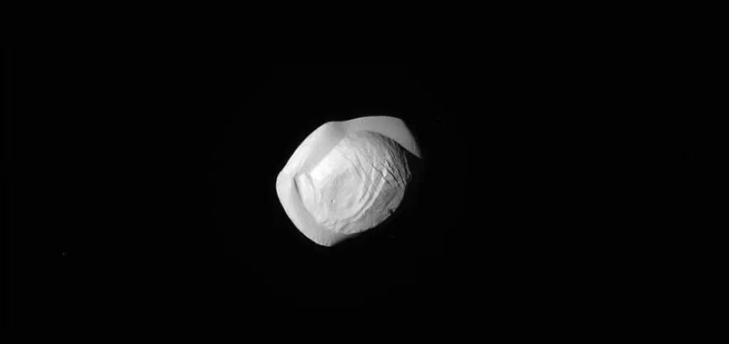 土星的奇葩卫星，有的像飞碟，有的像宇宙飞船，它们是从哪来的？