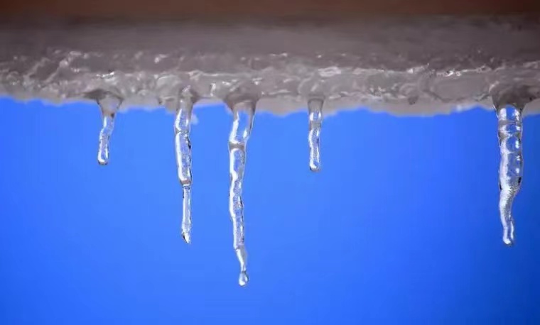 颠覆物理规律！水在105℃时结冰，科学家：或能解释生物起源原理