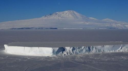 南极冰层下隐藏一个面积达15000平方公里的湖泊，或有新物种存在