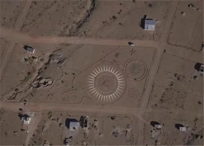 沙漠中央现大型建筑 被谷歌地图精准记录 看起来极似外星飞碟基地