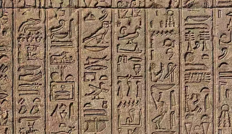 考古学家发现古埃及巨型路牌，距离现在有5200年历史的象形文字
