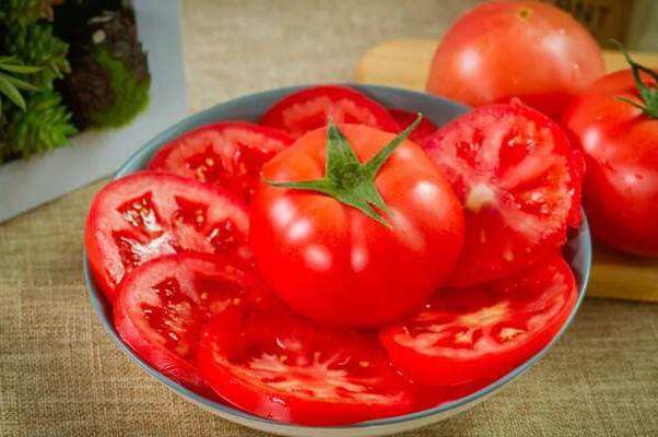 痛风吃什么食物最好：促进尿酸排放食物(西红柿、南瓜等)
