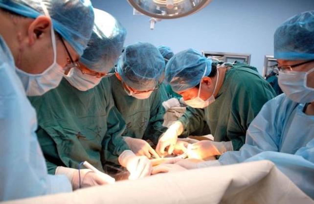 中国发生了换头手术，最后结果怎么样？（医学发展）