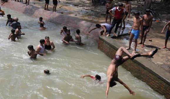 印度在陷入到极度高温的时候，穷人只能躺河里睡觉？（极端高温）