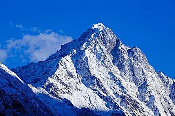 珠穆朗玛峰属于哪个国家在哪里：中国/尼泊尔(北部位于西藏)