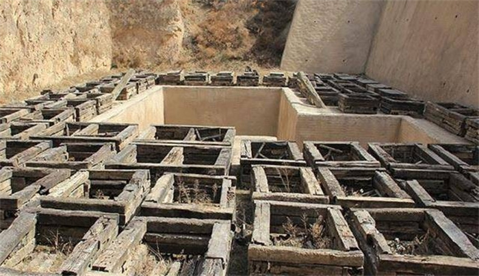 千年古墓惊现247个盗洞，专家挖掘10年进入墓室，发现186具殉人