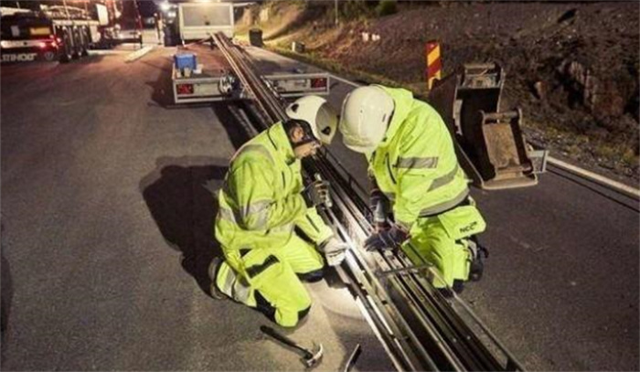 瑞典在马路中的一根铁板 居然能够充电（充电马路）
