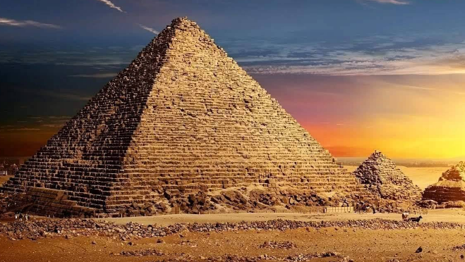 古埃及人民在建造金字塔的时候，他们使用的是什么办法？