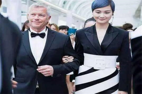 李宇春嫁78岁外国富翁婚礼，假消息(是一位安保人员)