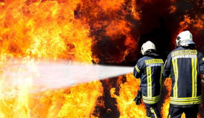热水比冷水更易灭火？发生火灾时，消防员为什么却依旧用冷水呢？