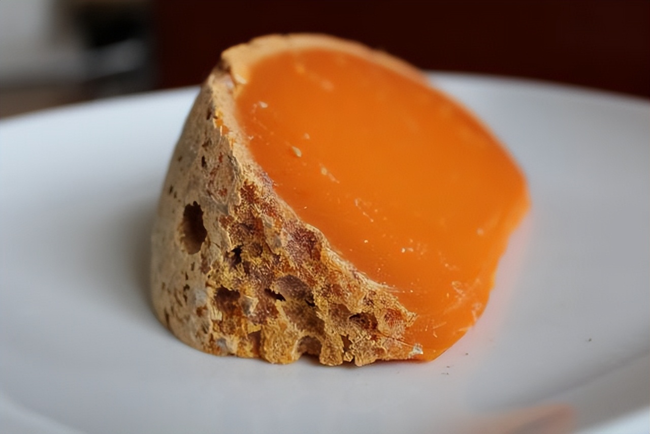 意大利的活蛆奶酪，却成为了当地的特色美食（最危险的奶酪）