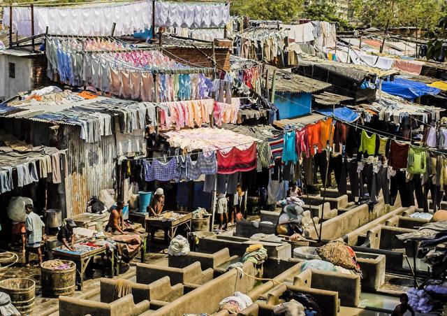 印度的洗衣店每天洗20万件衣服，却没有一个洗衣机（劳动力过剩）