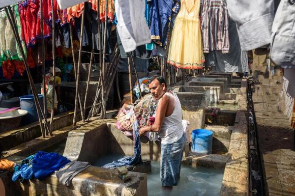 印度的洗衣店每天洗20万件衣服，却没有一个洗衣机（劳动力过剩）