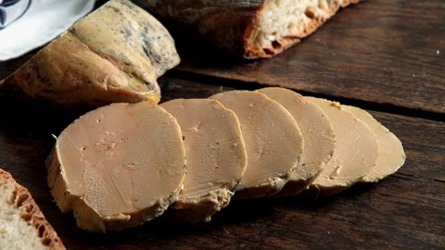 世界三大美食之法国鹅肝，为啥比普通鹅肝大那么多（暴力喂养）