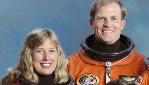 一对夫妻宇航员登上火箭上天，在太空发生“关系”是什么感觉？