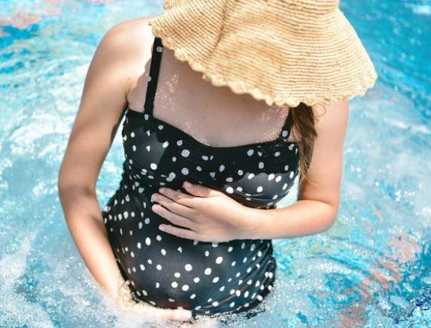 游泳池里有多脏？女子意外怀孕竟是因游泳导致的，真有精子存活？