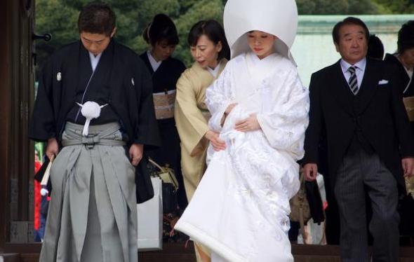 日本人结婚时要送花圈，生日开业喜庆都要送，喜事办的像丧事？