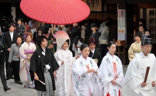 日本人结婚时要送花圈，生日开业喜庆都要送，喜事办的像丧事？