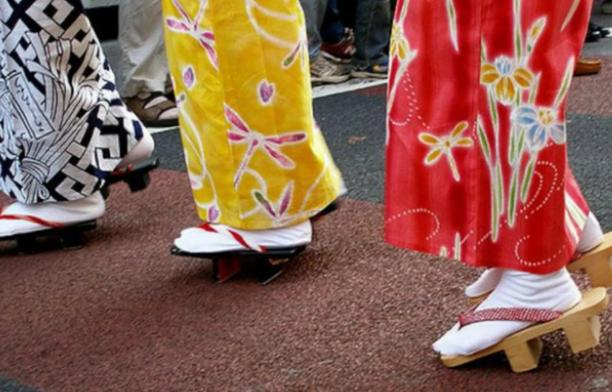 日本为何喜欢脱鞋文化？教室、公共场所都要脱鞋，不怕恶心吗？