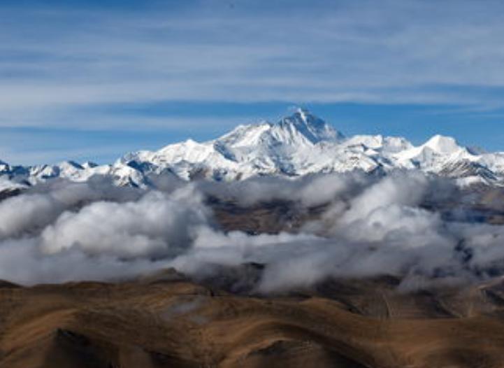 世界第一高峰一半在中国、一半在尼泊尔，属于（哪个国家）