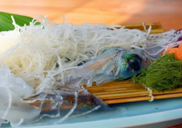 鱿鱼活切摆盘做刺身，日本被“砍头”的鱿鱼怎么还能跳舞？