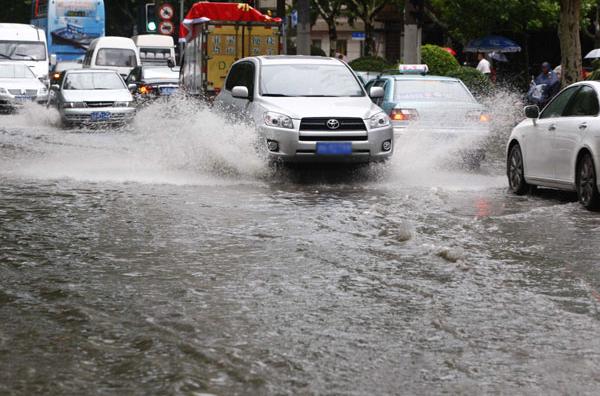 郑州遇到大暴雨500人地铁4小时出不来，城市内涝（如何逃生）