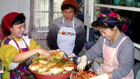 高出5倍的牛肉，印中文泡菜的饭团被下架，韩国为何如此排外？