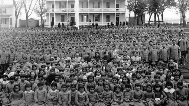 加拿大强制15万印第安儿童上学，现在却找到215具孩童尸体