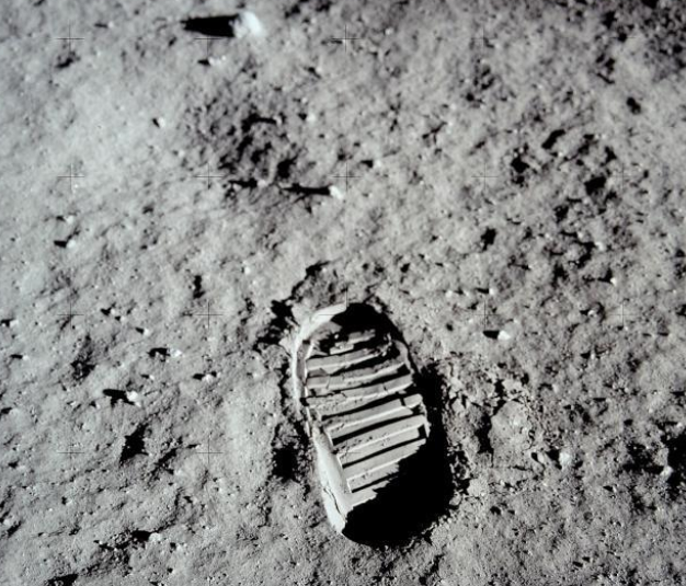 在月球上明明没有火箭发射场 为啥阿波罗号能够返航？