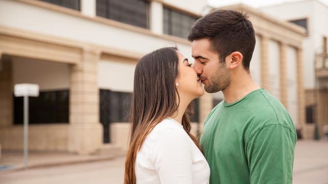 为什么人类在接吻的时候会闭上眼睛？夫妻相居然和接吻有关系