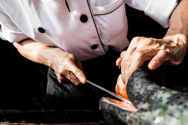 日式料理独创骨泳法，肉质鲜嫩，剔骨而亡的鱼类竟能调动