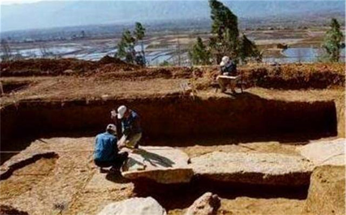 上世纪专家在湖北发现古墓群，出土三件文物，创造三个全新记录