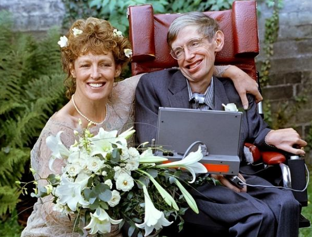 身患重病的霍金活了55年 难道在轮椅上的是假的霍金