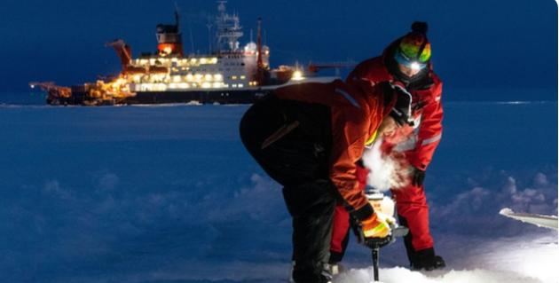 在北极科考389天里，有300多名科学家，看到了北极的消亡