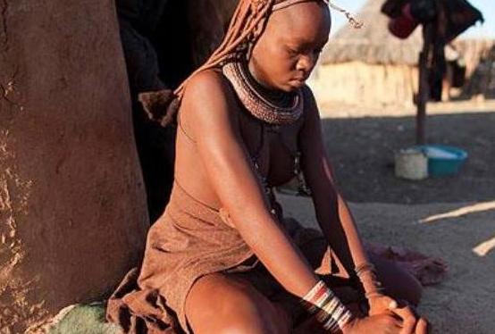 走进非洲原始部落女人的世界，令人触目惊心（落后苦难的文明）