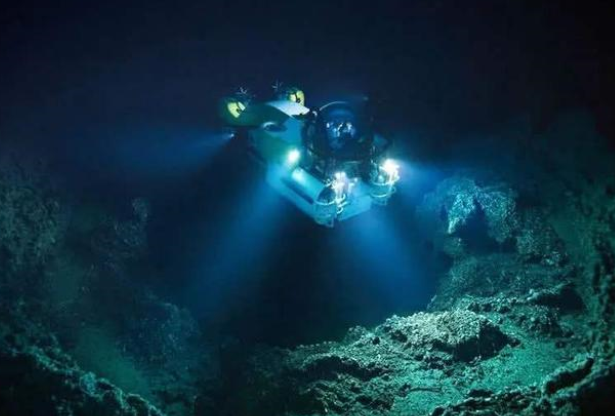 我国最新创造的万米深海潜艇 已经下潜到海底1万m