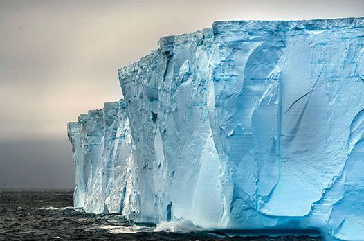 卫星拍到奇特景观，南极巨大冰山相撞的照片，白色大陆会消失吗